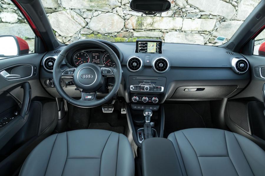 Торпедо Audi A1 Sportback TFSI S-Line (8X) 2014 года  (WW) (фото 28 из 30)